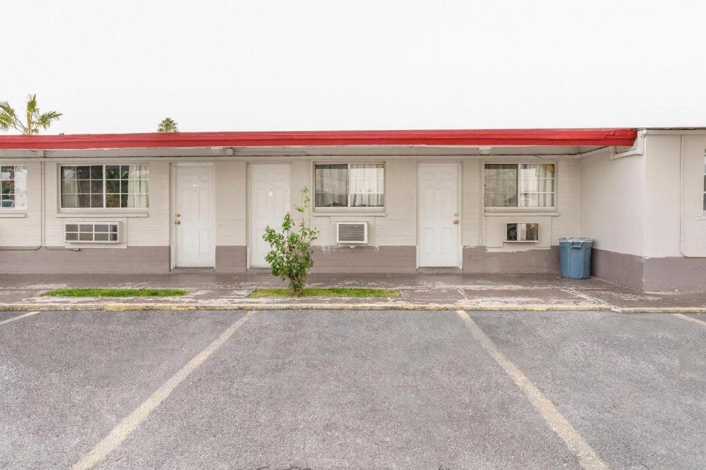 Oyo Gateway Motel Las Vegas North Strip/Fremont St. Area Экстерьер фото
