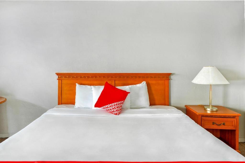 Oyo Gateway Motel Las Vegas North Strip/Fremont St. Area Экстерьер фото