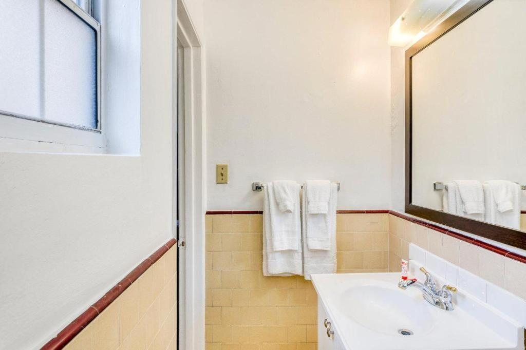 Oyo Gateway Motel Las Vegas North Strip/Fremont St. Area Экстерьер фото