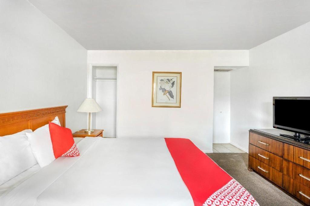 Oyo Gateway Motel Las Vegas North Strip/Fremont St. Area Экстерьер фото