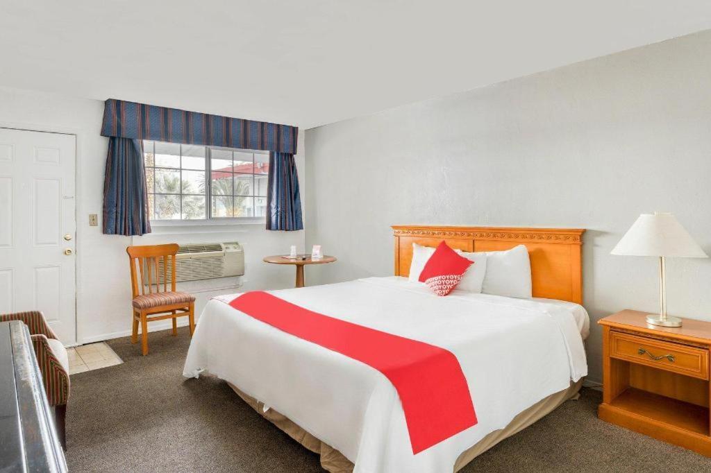 Oyo Gateway Motel Las Vegas North Strip/Fremont St. Area Экстерьер фото