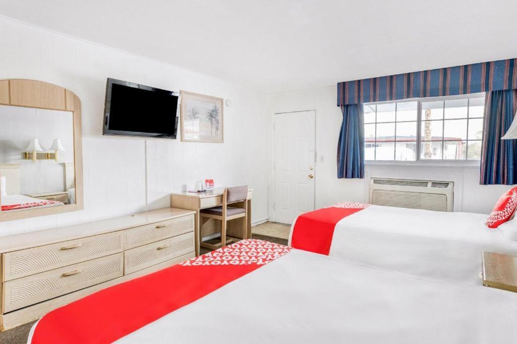 Oyo Gateway Motel Las Vegas North Strip/Fremont St. Area Экстерьер фото